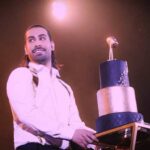 دانلود آهنگ از دم در تا تو خونرو کردم گل برات پر پر من عزیزم
