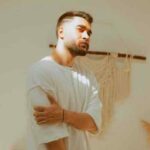 دانلود آهنگ میگذره ماه و سال همش درگیر کار و بار علی یاسینی